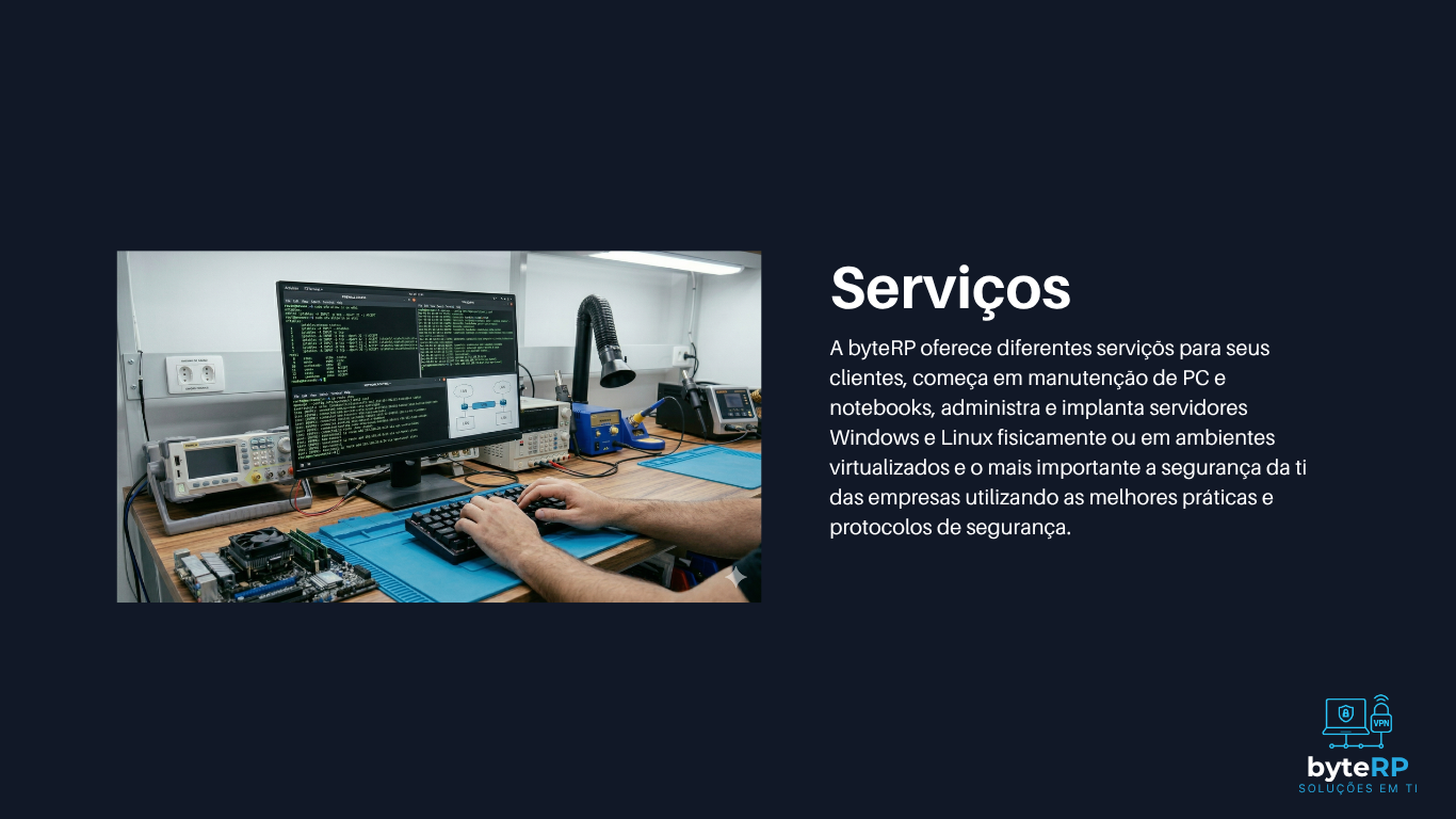 Técnico de TI em laboratório de eletrônica trabalhando em computador